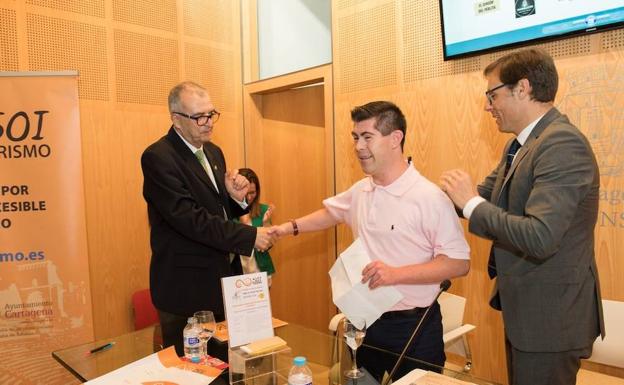 Joaquín Barberá estrecha la mano a uno de los usuarios, ayer, tras la presentación de la iniciativa. 