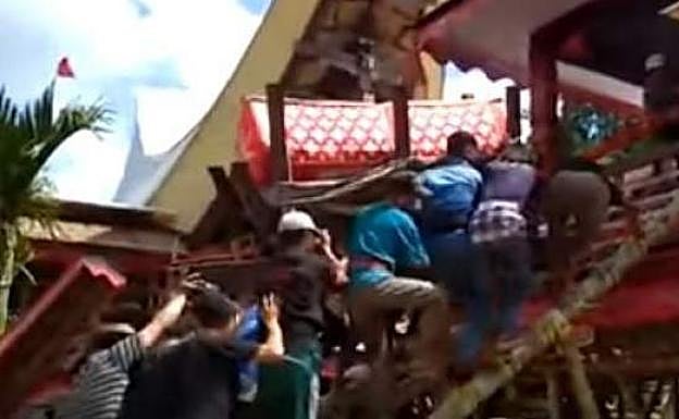 Un hombre muere aplastado por el ataúd de su madre mientras lo transportaba