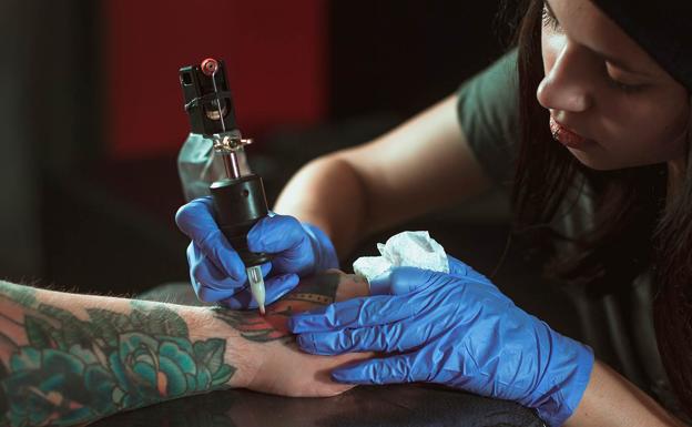 La OCU advierte sobre los riesgos de los tatuajes para la salud