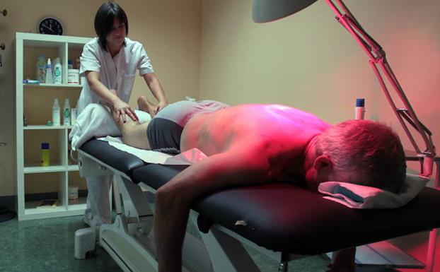 Un enfermo de parkinson recibe un masaje. 
