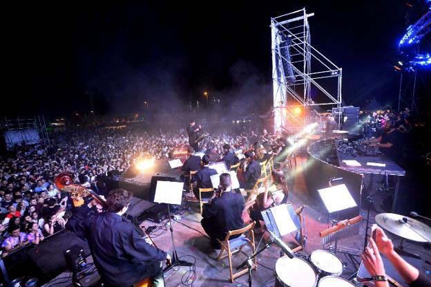 El DJ Don Flúor (derecha), actuando el sábado pasado con la Orquesta de Jóvenes en el Festival Animal Sound. 