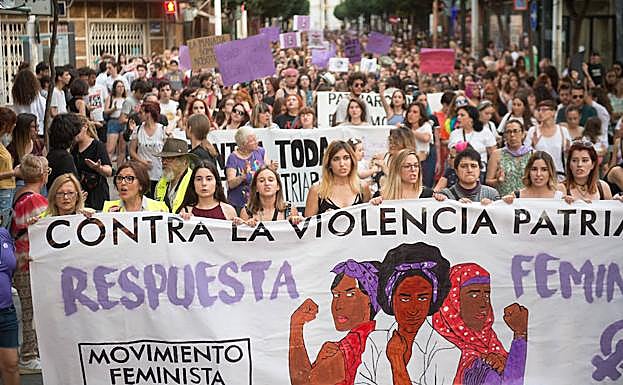 La concentración en Murcia ha finalizado con una marcha por el centro.