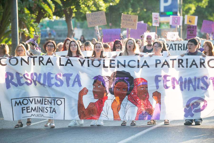 La concentración ha finalizado en Murcia con una marcha por las calles del centro.