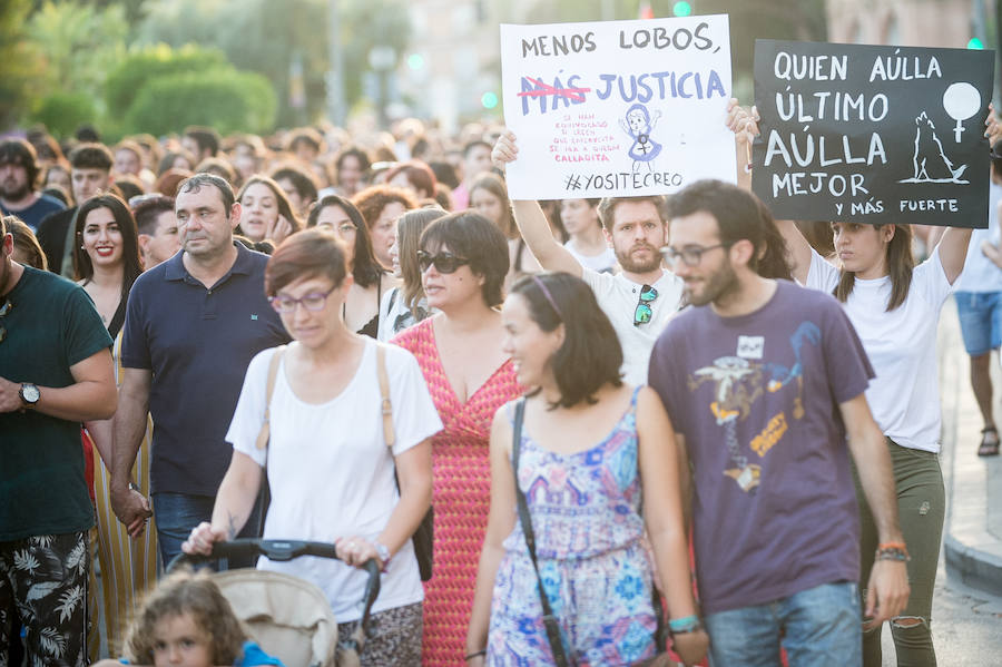 La concentración ha finalizado en Murcia con una marcha por las calles del centro.