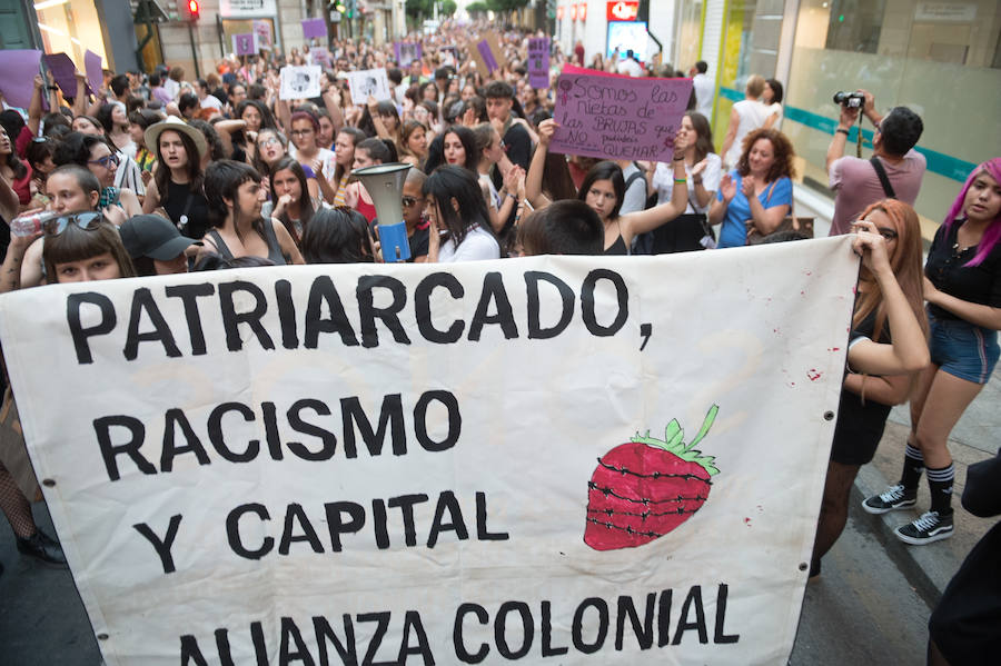 La concentración ha finalizado en Murcia con una marcha por las calles del centro.