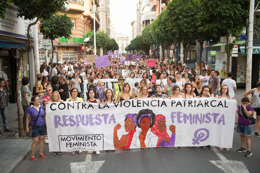 La concentración ha finalizado en Murcia con una marcha por las calles del centro.