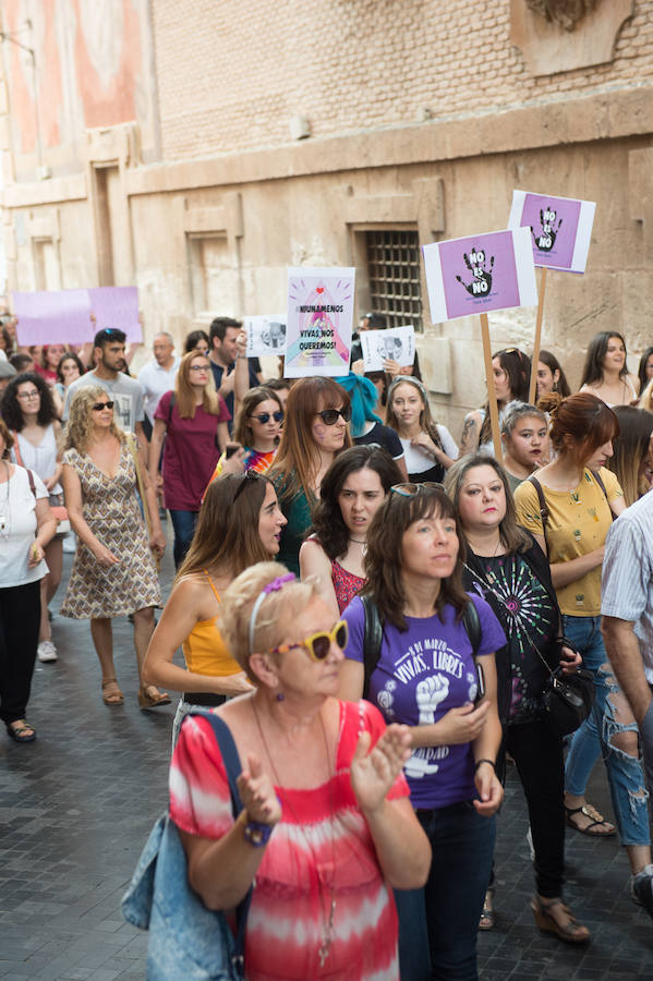 La concentración ha finalizado en Murcia con una marcha por las calles del centro.