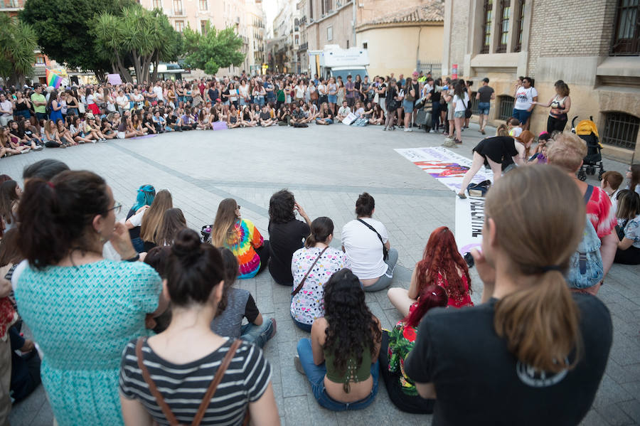 La concentración ha finalizado en Murcia con una marcha por las calles del centro.
