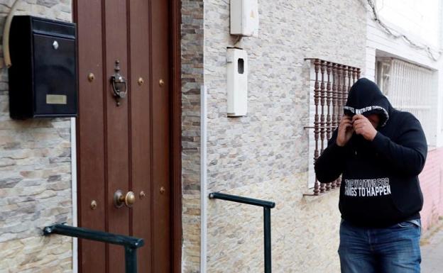 Una de las personas que entraron en la casa de Prenda.