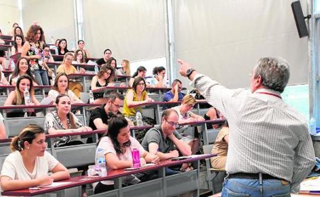 Los aspirantes, ayer, en la Facultad de Empresariales, durante la espera para iniciar la oposición. 