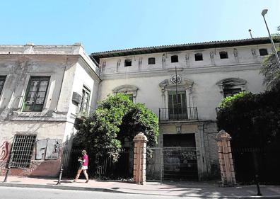 Imagen secundaria 1 - 1. Fachada de la Fábrica del Salitre de Murcia con una mujer lavando en la acequia. 2. La misma fachada actualmente. 3. Arranque del arco de un puente en el interior de la Aljufía.