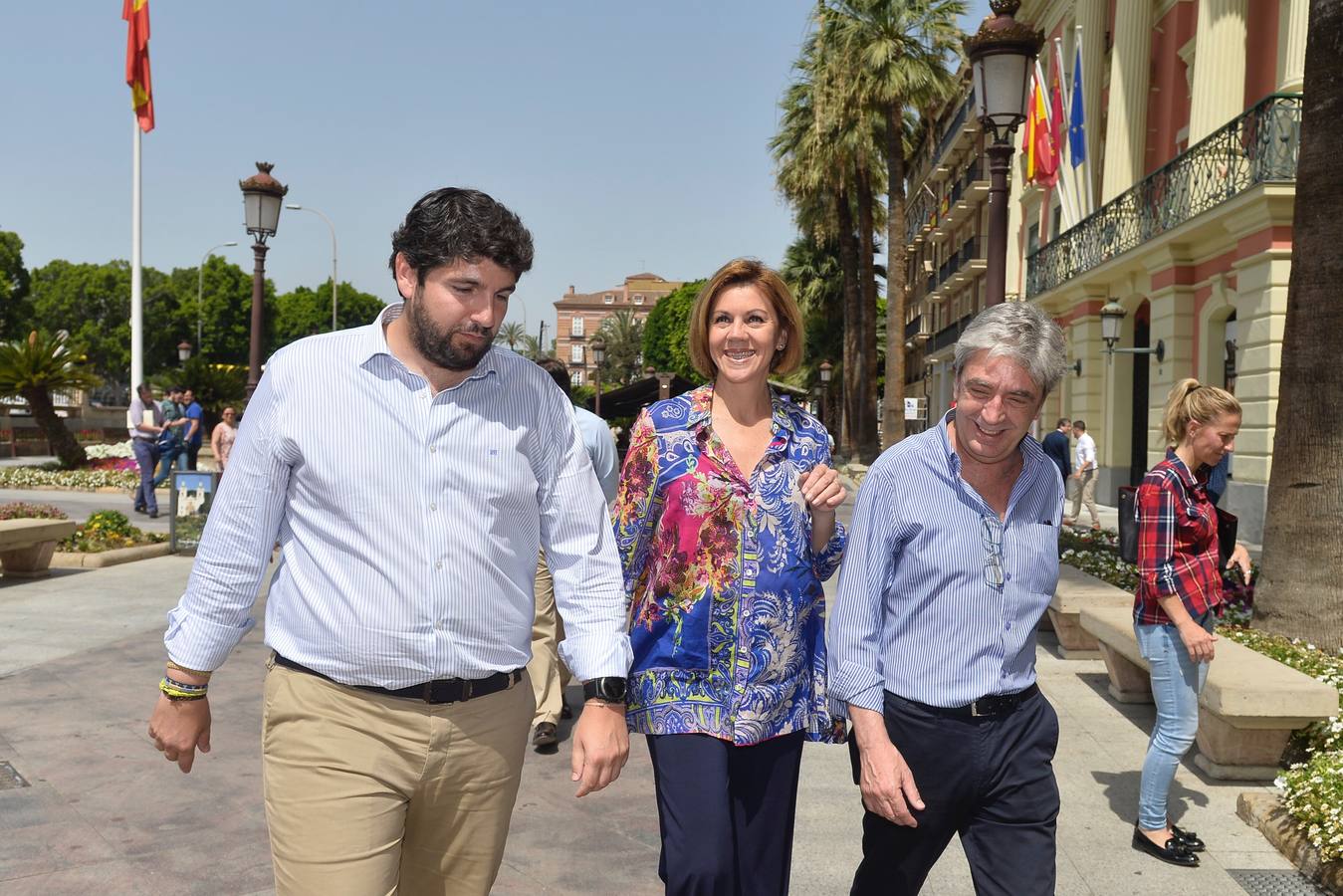 «Los mayores de 45 años también tenemos derecho a la vida», reivindica la exministra de Defensa en Murcia, al tiempo que proclama que su partido no quiere «gobernar a costa de lo que sea, eso se lo dejamos a Pedro Sánchez»