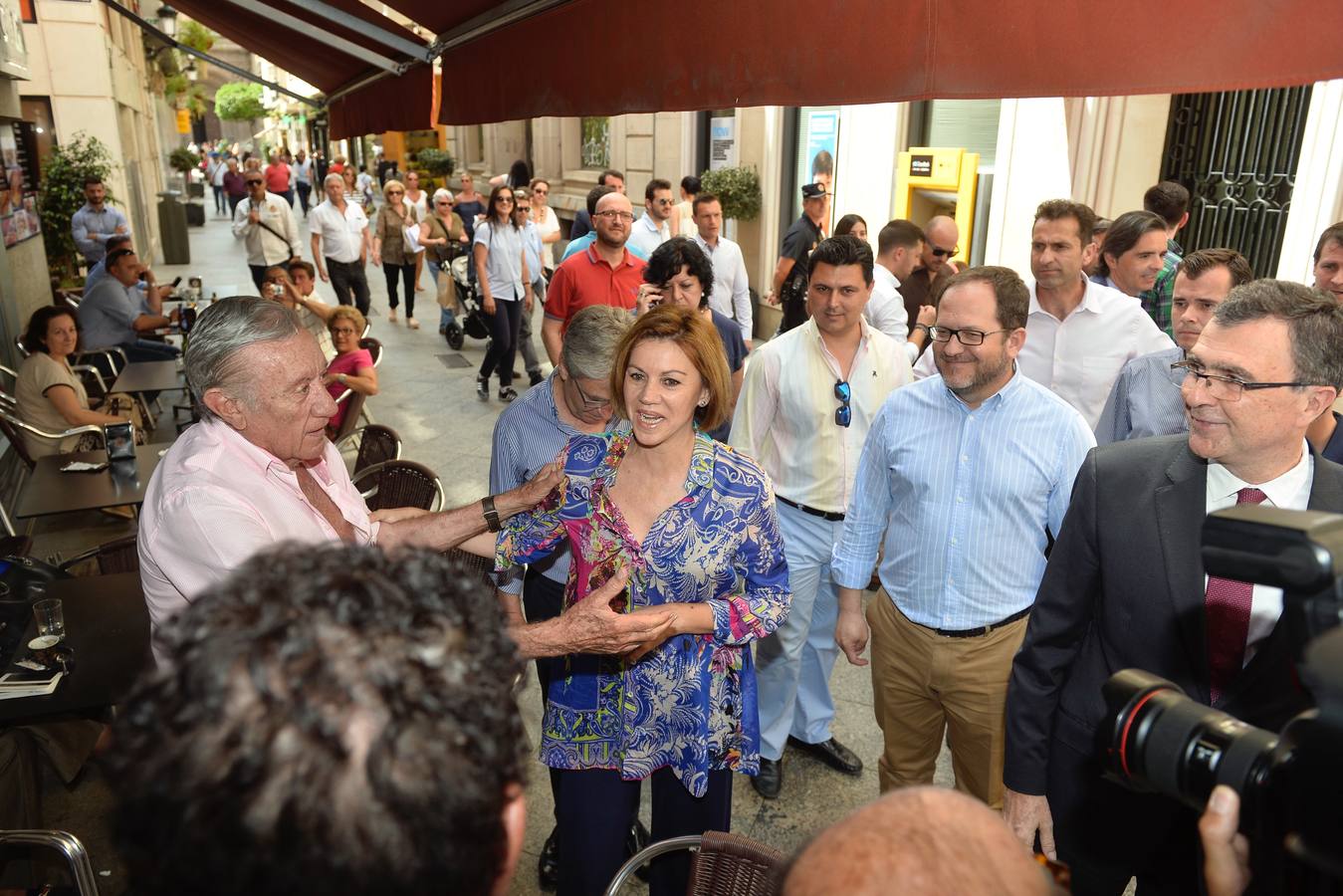 «Los mayores de 45 años también tenemos derecho a la vida», reivindica la exministra de Defensa en Murcia, al tiempo que proclama que su partido no quiere «gobernar a costa de lo que sea, eso se lo dejamos a Pedro Sánchez»