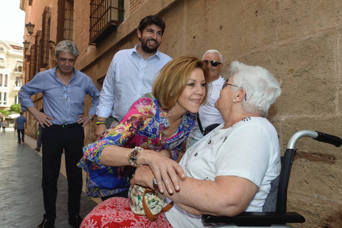 «Los mayores de 45 años también tenemos derecho a la vida», reivindica la exministra de Defensa en Murcia, al tiempo que proclama que su partido no quiere «gobernar a costa de lo que sea, eso se lo dejamos a Pedro Sánchez»