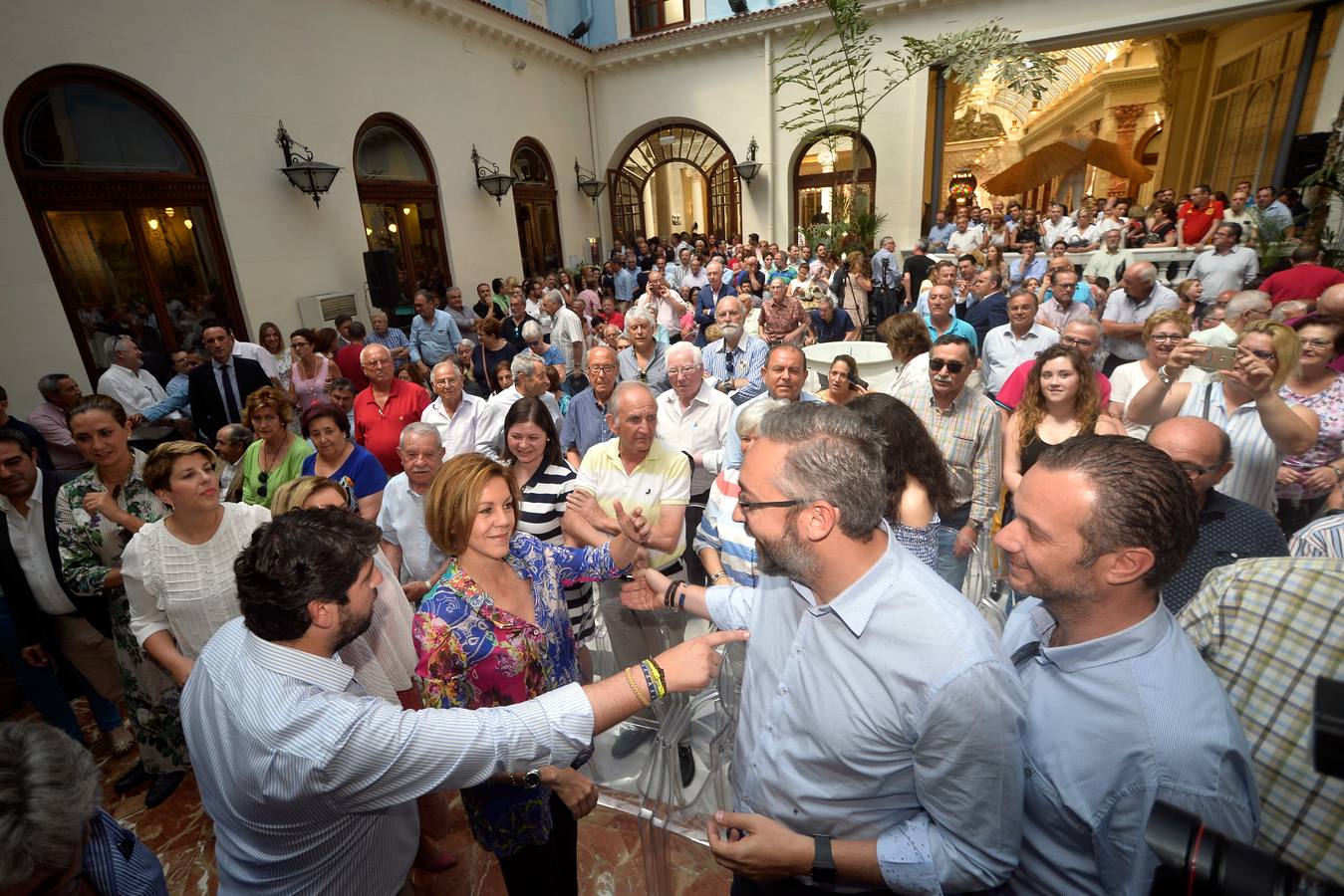 «Los mayores de 45 años también tenemos derecho a la vida», reivindica la exministra de Defensa en Murcia, al tiempo que proclama que su partido no quiere «gobernar a costa de lo que sea, eso se lo dejamos a Pedro Sánchez»