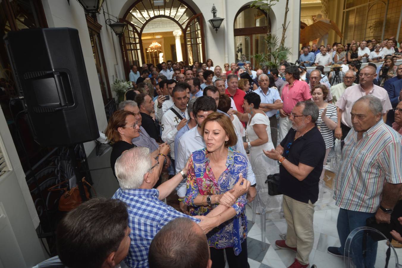 «Los mayores de 45 años también tenemos derecho a la vida», reivindica la exministra de Defensa en Murcia, al tiempo que proclama que su partido no quiere «gobernar a costa de lo que sea, eso se lo dejamos a Pedro Sánchez»