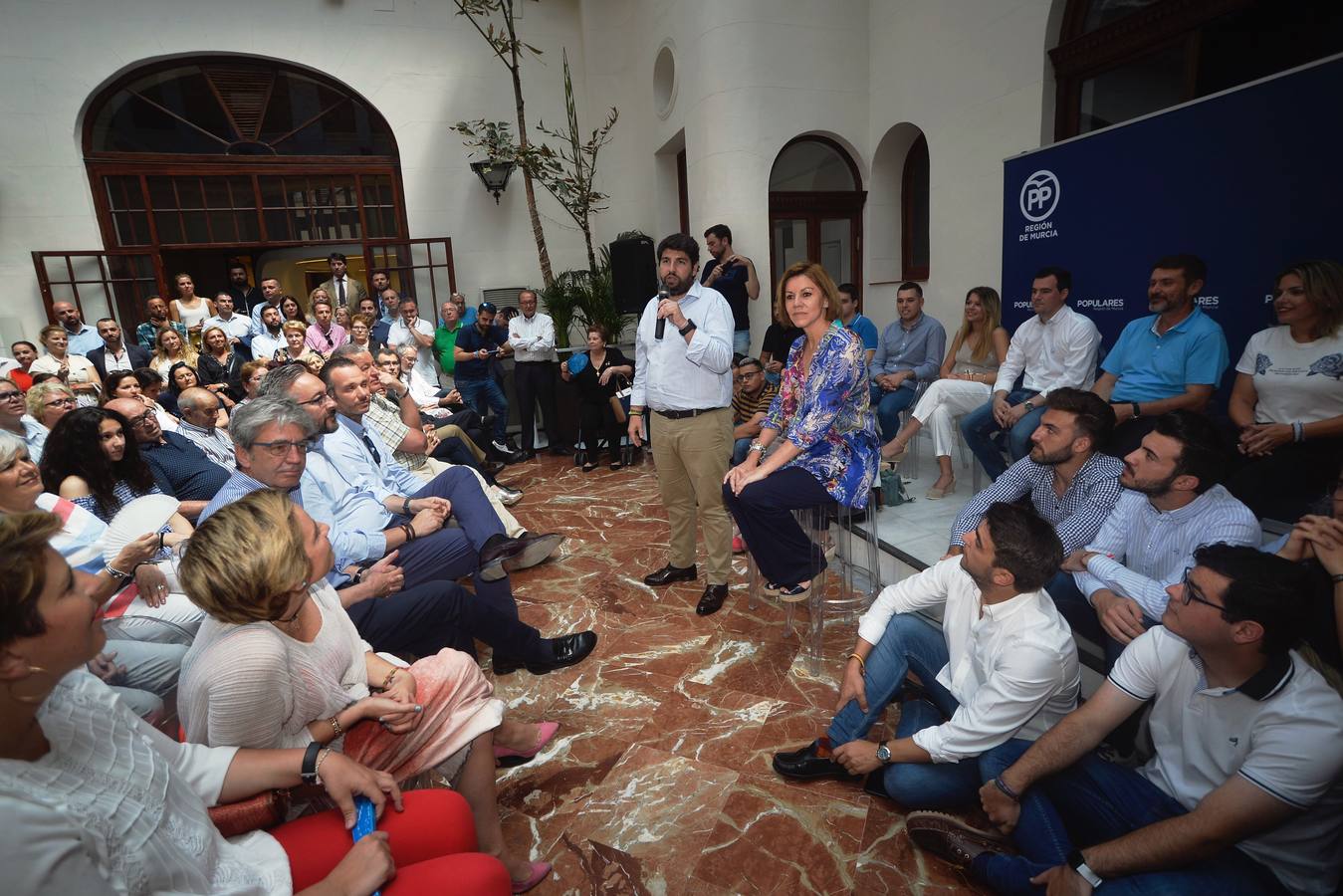 «Los mayores de 45 años también tenemos derecho a la vida», reivindica la exministra de Defensa en Murcia, al tiempo que proclama que su partido no quiere «gobernar a costa de lo que sea, eso se lo dejamos a Pedro Sánchez»