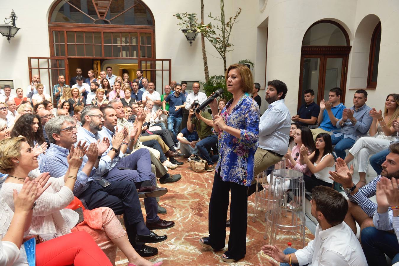 «Los mayores de 45 años también tenemos derecho a la vida», reivindica la exministra de Defensa en Murcia, al tiempo que proclama que su partido no quiere «gobernar a costa de lo que sea, eso se lo dejamos a Pedro Sánchez»