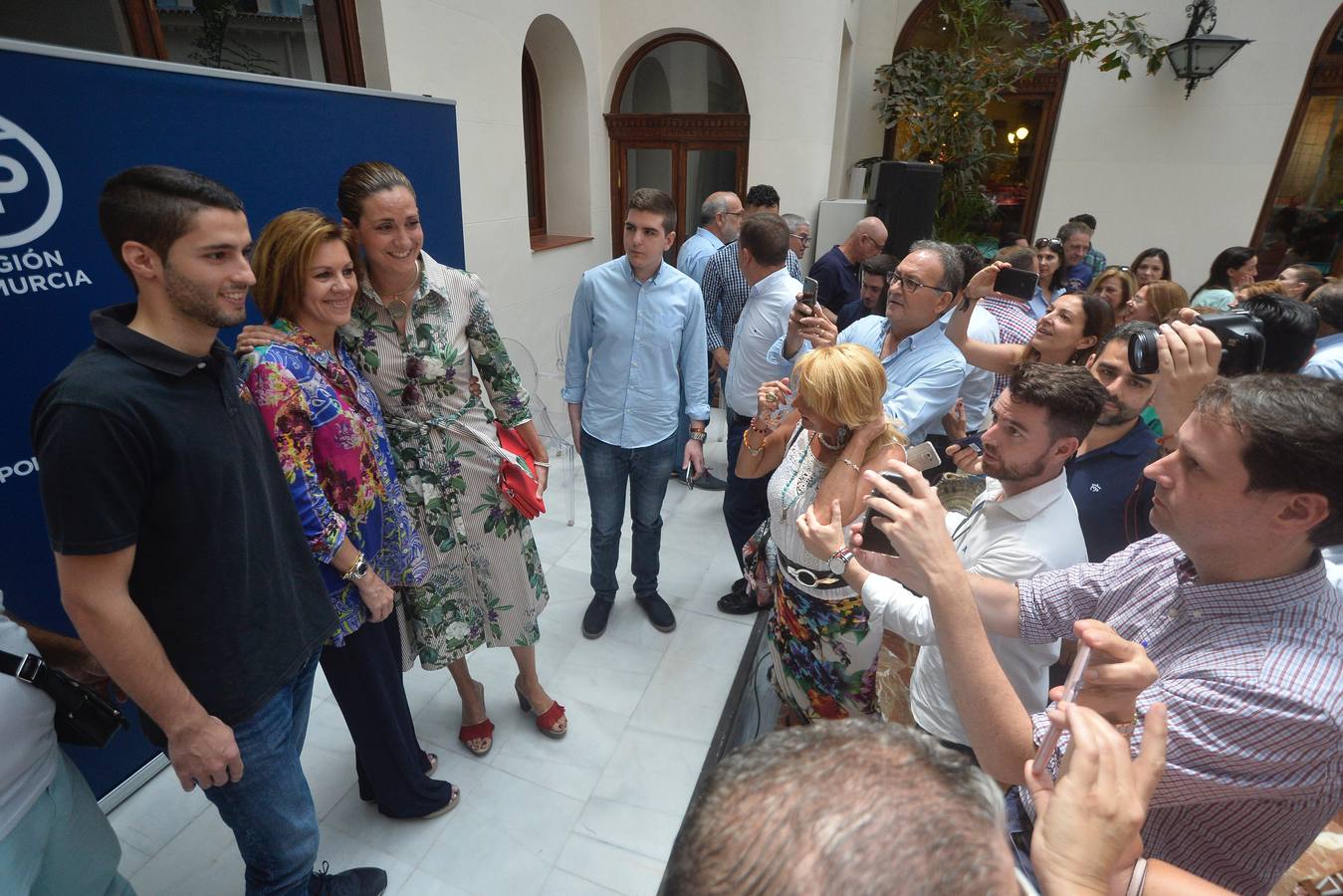 «Los mayores de 45 años también tenemos derecho a la vida», reivindica la exministra de Defensa en Murcia, al tiempo que proclama que su partido no quiere «gobernar a costa de lo que sea, eso se lo dejamos a Pedro Sánchez»