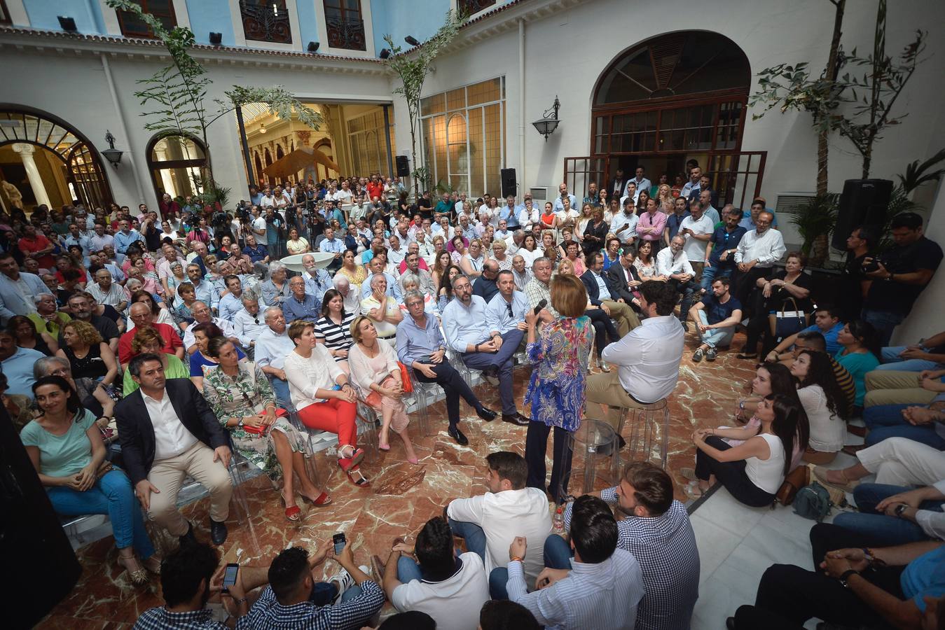 «Los mayores de 45 años también tenemos derecho a la vida», reivindica la exministra de Defensa en Murcia, al tiempo que proclama que su partido no quiere «gobernar a costa de lo que sea, eso se lo dejamos a Pedro Sánchez»