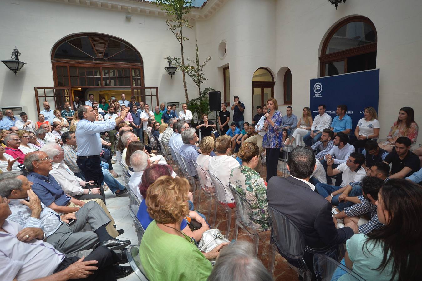 «Los mayores de 45 años también tenemos derecho a la vida», reivindica la exministra de Defensa en Murcia, al tiempo que proclama que su partido no quiere «gobernar a costa de lo que sea, eso se lo dejamos a Pedro Sánchez»