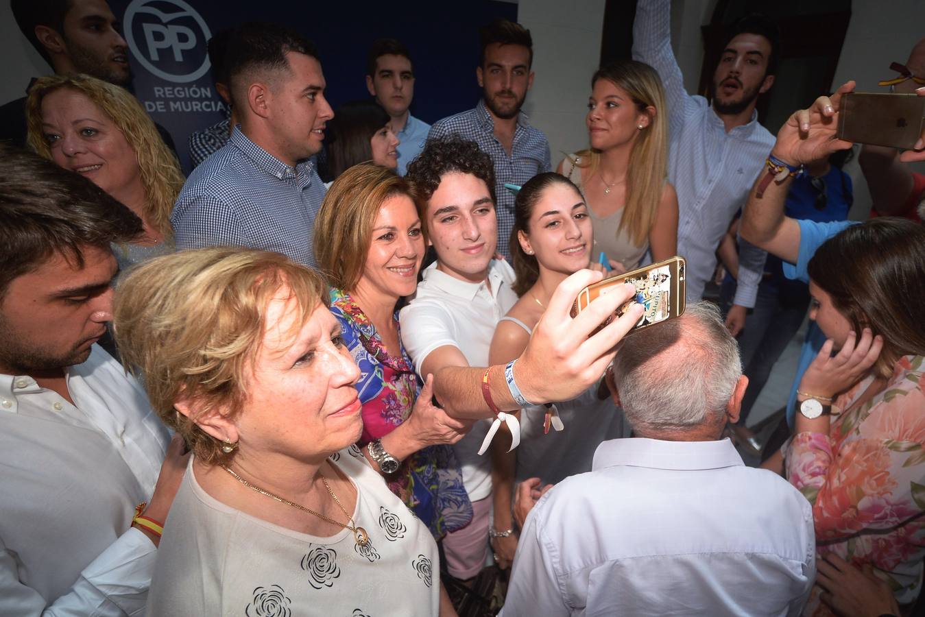 «Los mayores de 45 años también tenemos derecho a la vida», reivindica la exministra de Defensa en Murcia, al tiempo que proclama que su partido no quiere «gobernar a costa de lo que sea, eso se lo dejamos a Pedro Sánchez»