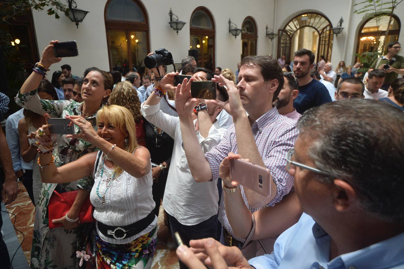«Los mayores de 45 años también tenemos derecho a la vida», reivindica la exministra de Defensa en Murcia, al tiempo que proclama que su partido no quiere «gobernar a costa de lo que sea, eso se lo dejamos a Pedro Sánchez»