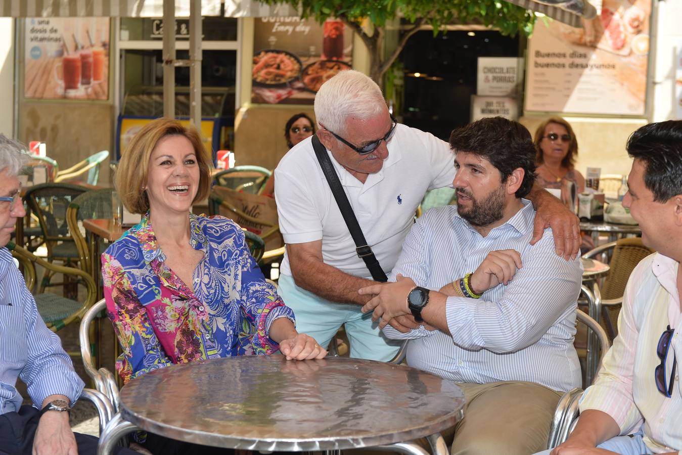 «Los mayores de 45 años también tenemos derecho a la vida», reivindica la exministra de Defensa en Murcia, al tiempo que proclama que su partido no quiere «gobernar a costa de lo que sea, eso se lo dejamos a Pedro Sánchez»