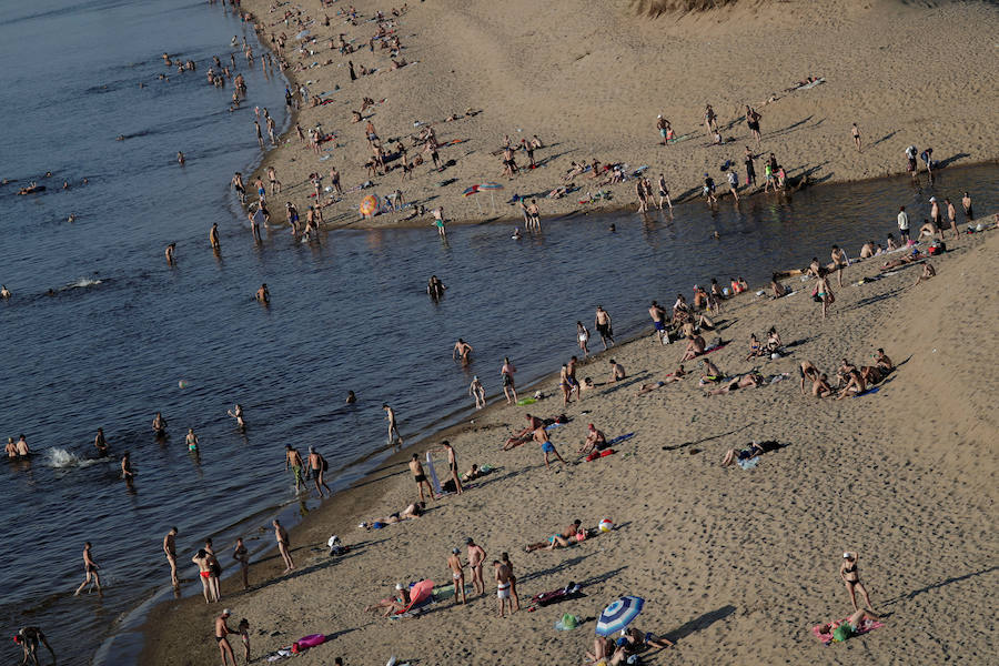 En estos días de de Mundial, los habitantes de Volgogrado combaten el calor con un chapuzón en el río Volga, a cuya orilla se levanta una de las sedes del campeonato