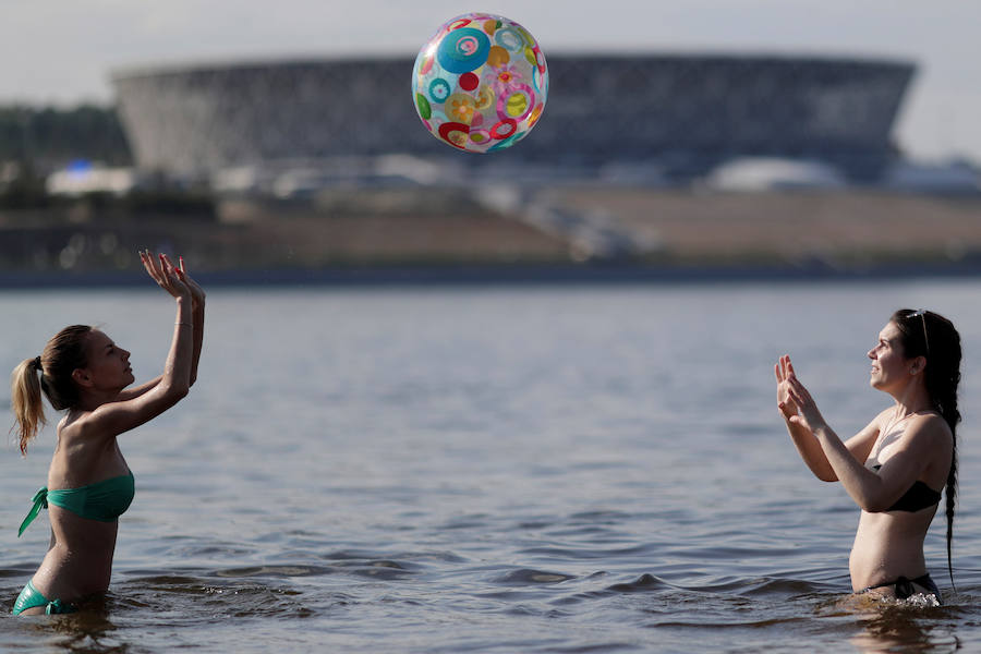 En estos días de de Mundial, los habitantes de Volgogrado combaten el calor con un chapuzón en el río Volga, a cuya orilla se levanta una de las sedes del campeonato