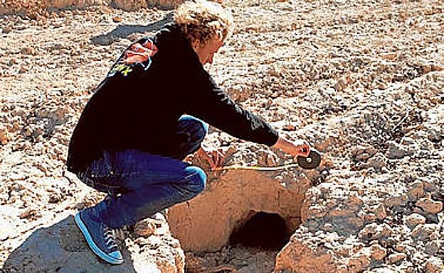 Imagen principal - 1. Trabajos de medición de los procesos de erosión en los cultivos de almendros de secano de Los Escuderos. | 2. Toma de medidas de emisiones de CO2 en Los Alhagüeces. | 3. Descarga de datos de la monitorización del clima y del suelo en las parcelas de almendros de Los Alhagüeces. 