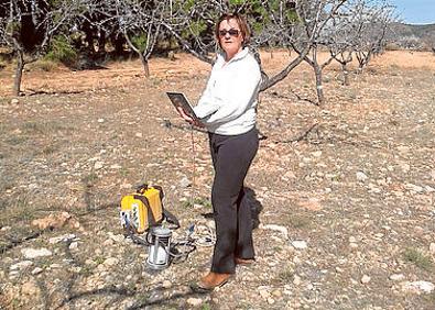 Imagen secundaria 1 - 1. Trabajos de medición de los procesos de erosión en los cultivos de almendros de secano de Los Escuderos. | 2. Toma de medidas de emisiones de CO2 en Los Alhagüeces. | 3. Descarga de datos de la monitorización del clima y del suelo en las parcelas de almendros de Los Alhagüeces. 
