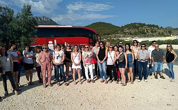 Empleados de la conservera Marín Giménez, antes de salir de viaje para la concentración en Murcia por la huelga.