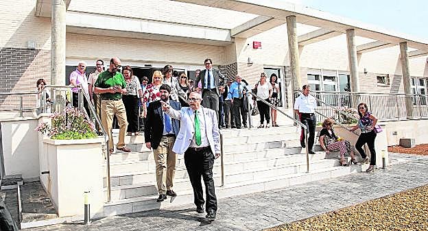 El presidente de Astus, Joaquín Barberá, muestra las instalaciones, junto al presidente de la Comunidad, Fernando López Miras. 