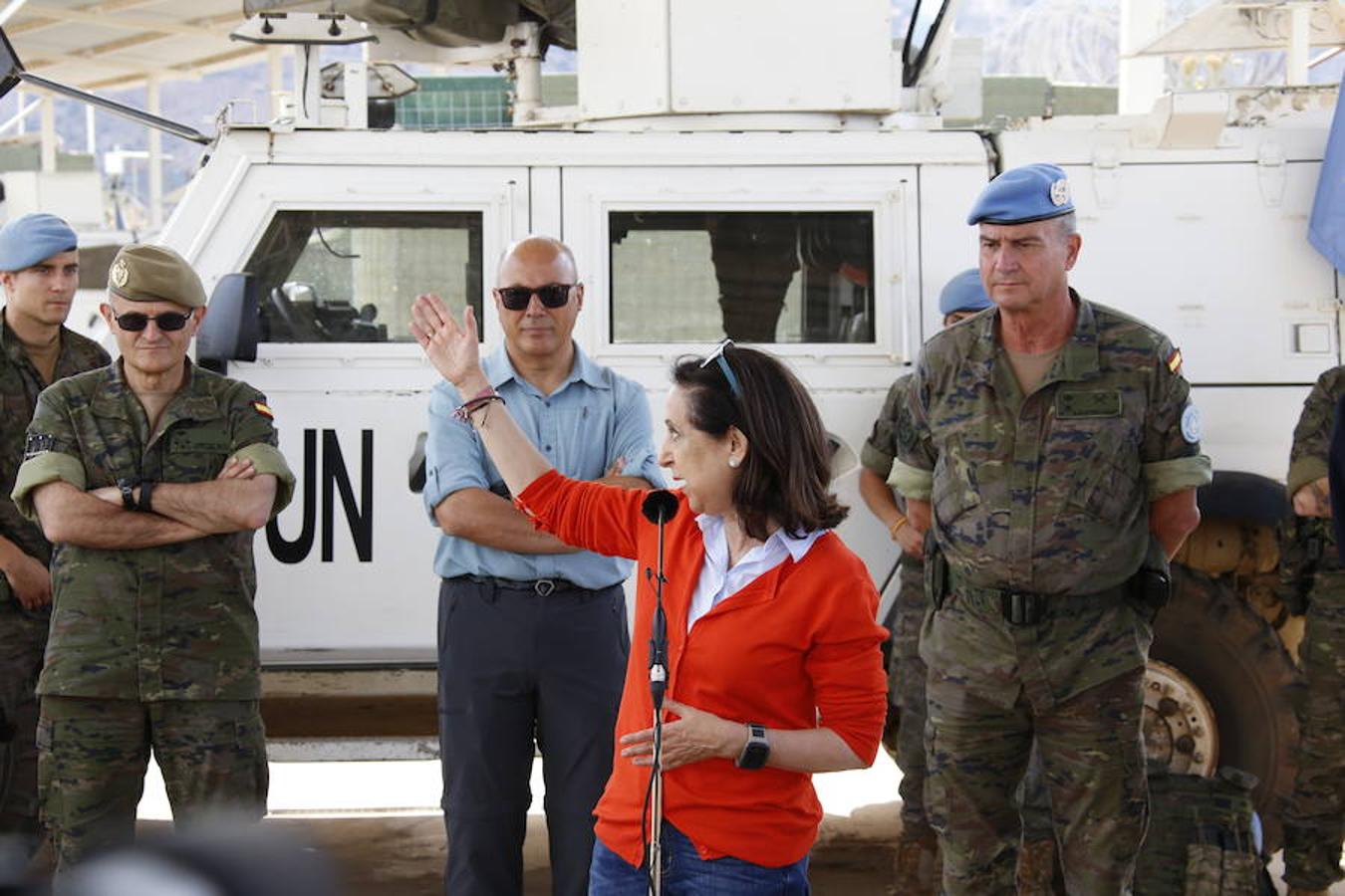 Margarita Robles visita dos puestos de vigilancia estratégicos claves dentro del despliegue de UNIFIL