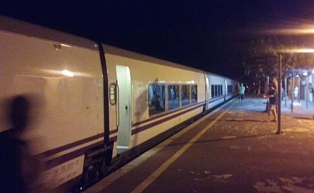El tren averiado, en espera de reanudar el viaje.