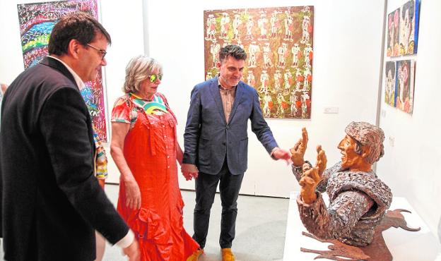 García Sandoval, Catarineu y Lorca, ante la escultura 'Pepe, el niño de La Puebla', ayer en el Museo Regional de Arte Moderno. 