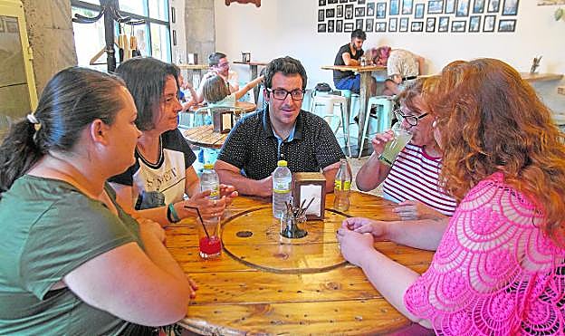 La técnico y la voluntaria de SOI comparten mesa con Isabel Conesa, Juan Carlos Mellado y Cristina Pérez. 