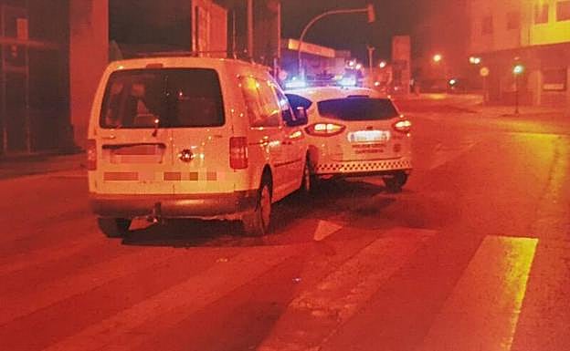 Un vehículo de la Policía Local de Cartagena cierra el paso al arrestado. 