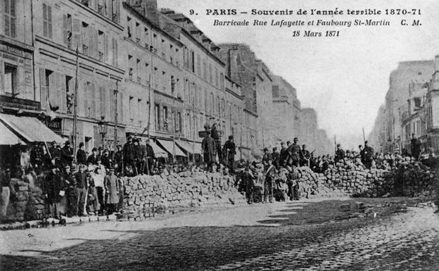 Imagen principal - Barricada en París durante la Comuna, 1870-71 | Refugiados españoles en el campo de Saint Cyprien a la hora de la comida | No es la frontera entre México y Estados Unidos, es el campo de internamiento de Saint Cyprien en el Rosellón Francés en 1939. La alambrada separa a un padre de su mujer y sus hijos, internados en el campo para exiliados.