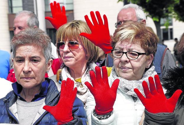 Concentración de protesta en Pamplona tras conocerse la sentencia a los cinco acusados en abril. 