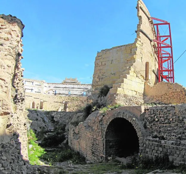 Entrada en el Anfiteatro por el pórtico, con los muros de la antigua plaza de toros, en una imagen reciente. 