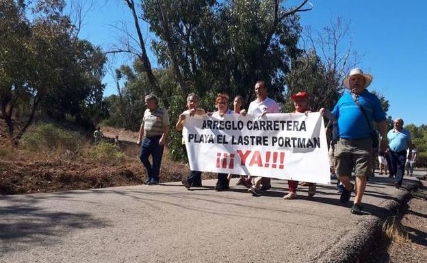 La manifestación de hace tres semanas, a su paso por uno de los tramos más deteriorados de la carretera de El Lastre.