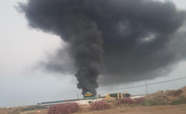 Arde un almacén agrícola en Mazarrón, provocando una gran columna de humo