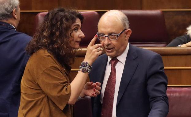 La ministra de Hacienda, María Jesús Montero, con su antecesor, Cristóbal Montoro.