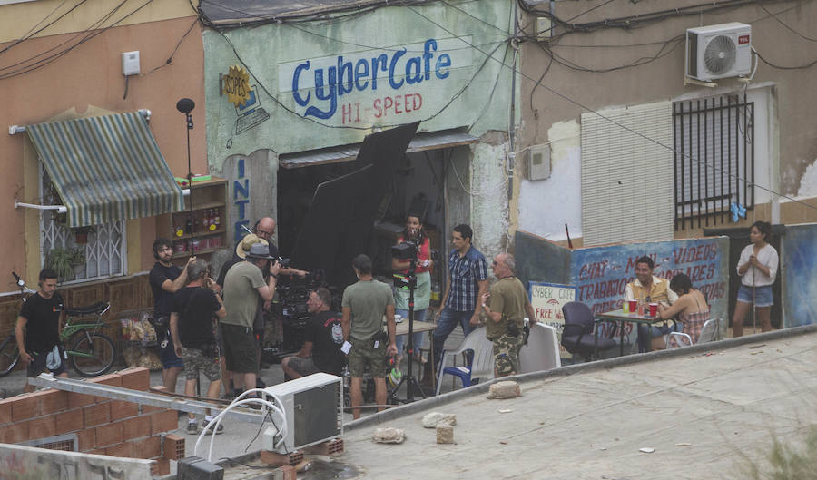 Una productora graba hoy varias escenas de la saga cinematográfica en el barrio, convertido por unas pocas horas en un suburbio mexicano