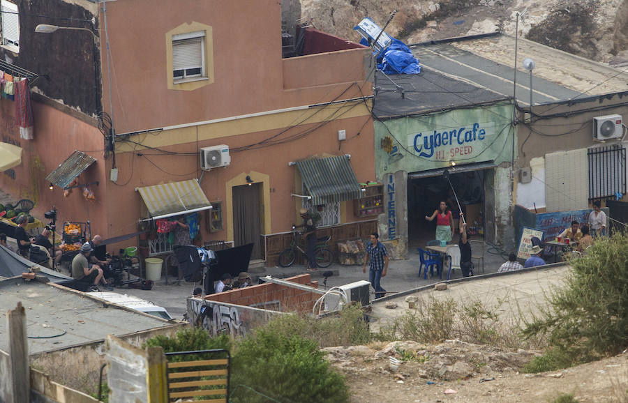 Una productora graba hoy varias escenas de la saga cinematográfica en el barrio, convertido por unas pocas horas en un suburbio mexicano