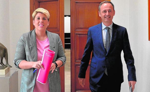 Noelia Arroyo y Javier Celdrán llegan a la sala de prensa del Consejo de Gobierno. 