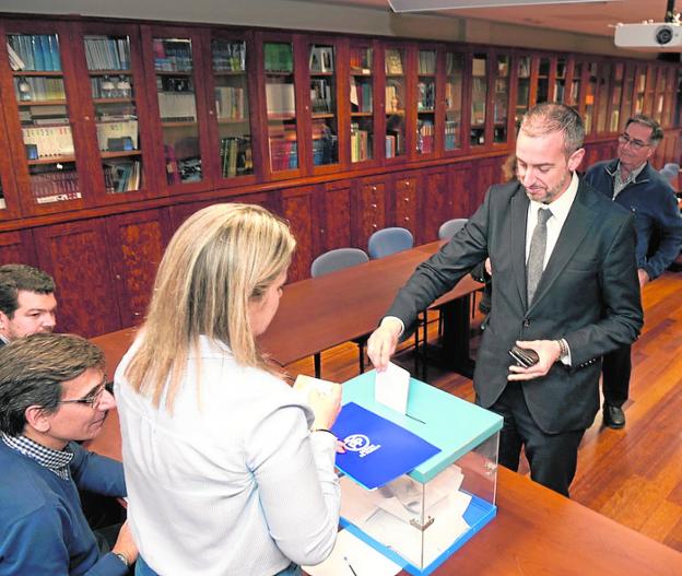 Votación en la sede del PP, el pasado 12 de marzo, en las primarias para elegir al nuevo presidente regional del partido. 