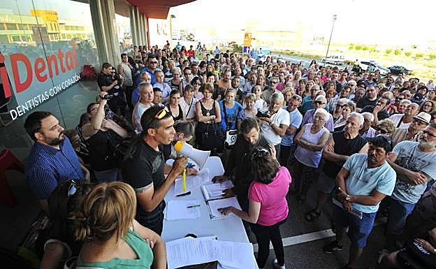 Asamblea de afectados de iDental en Cobatillas.